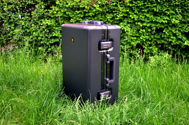 又要值乘了,放下背包拎起皮箱,地平线8号拉杆箱体验