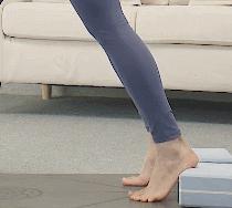 下犬式腰特别疼,下犬式脚跟踩不到地腿发抖