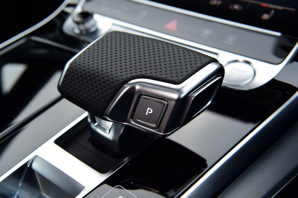 进口奥迪q7从60万降到30多万,奥迪q72022款55tfsi运动型落地价