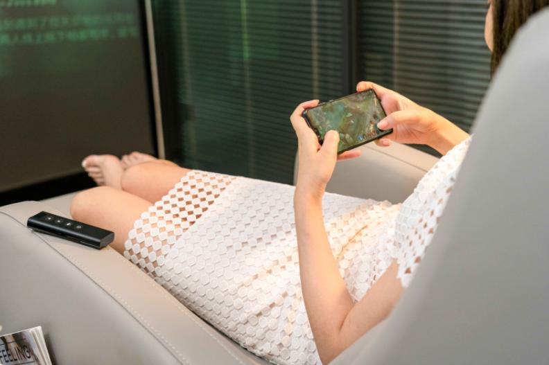 沙发选木质还是用布艺好,现在客厅还选红木沙发吗