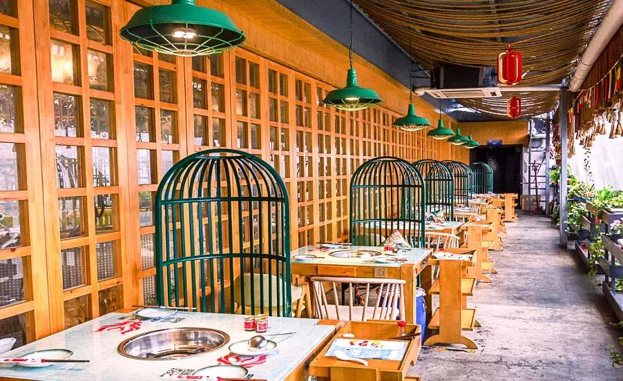 被关在花园“笼子”里吃火锅，这家春熙路的网红店，板眼儿真多！