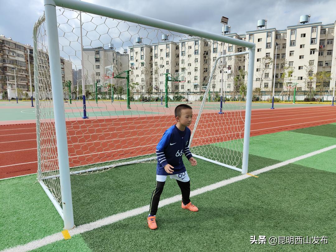 校园足球联赛充满激情,沙湾路小学班级足球联赛火热开赛