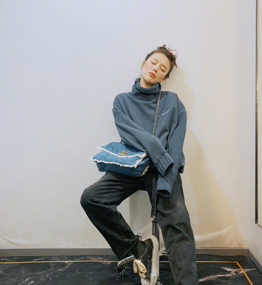 马思纯丸子头白衬衣,马思纯看秀穿搭