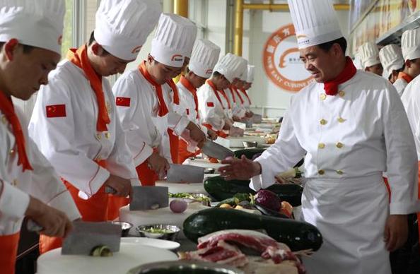 想学习厨师怎么入行,如何系统的学习做厨师