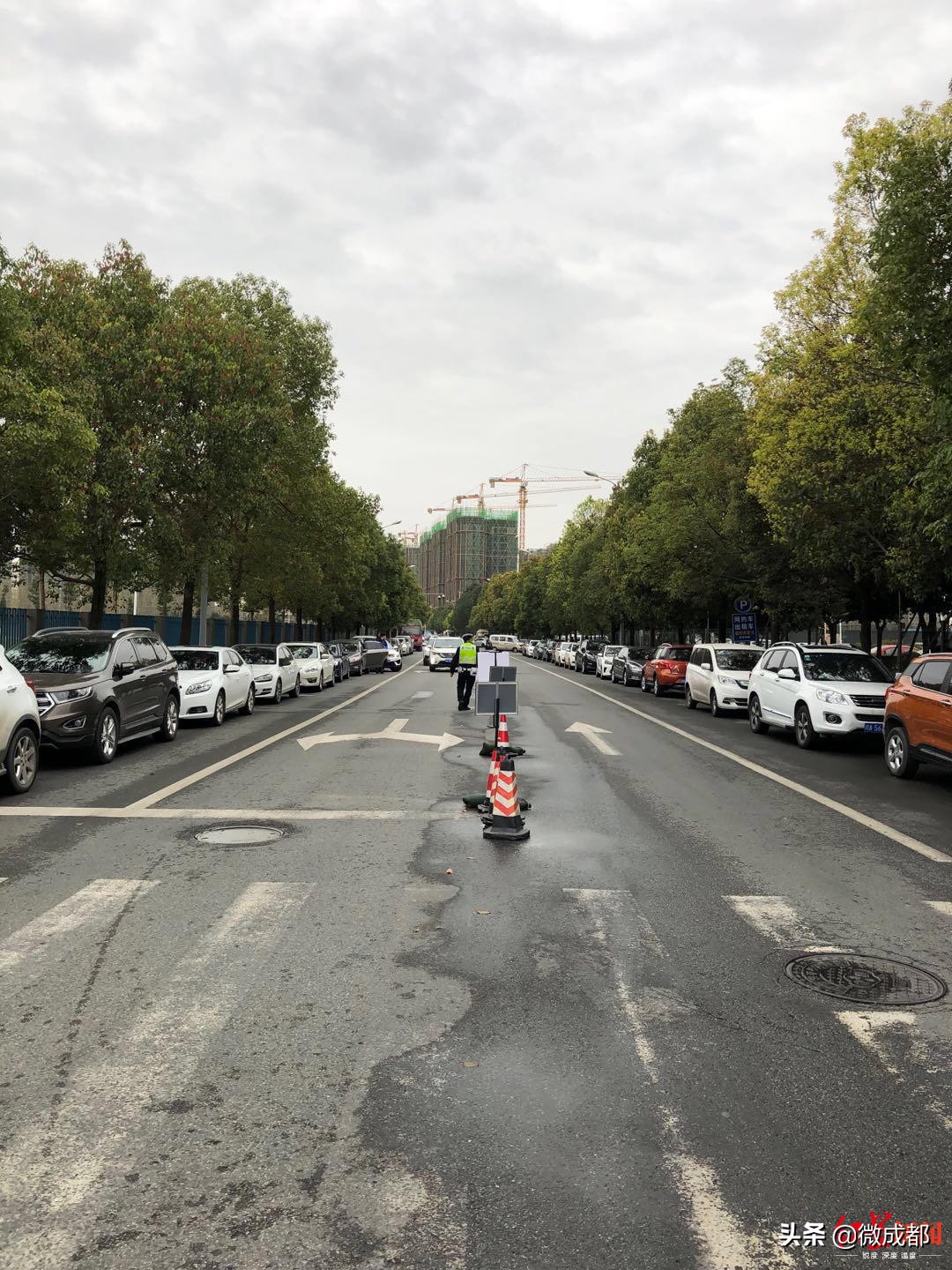 成都交警采取临时交通管控,复工复产成都交警在行动