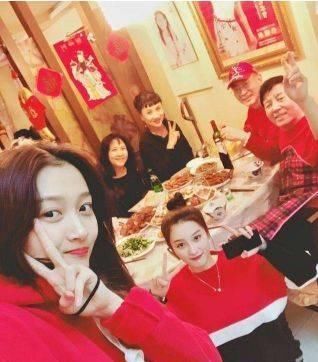 关晓彤父母去看鹿晗演唱会吗,关晓彤的爸妈看凤囚凰