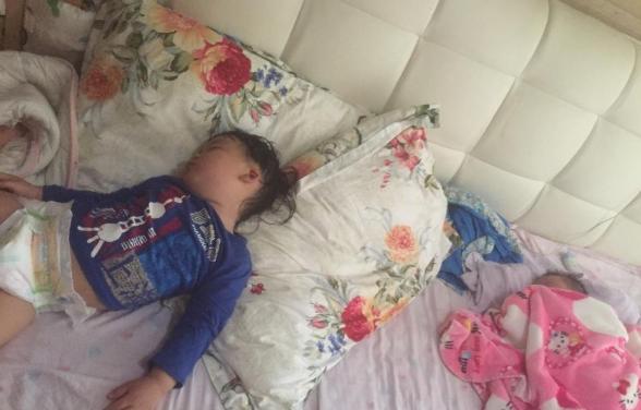 小孩老是蹬被子嫌热是怎么回事,宝宝睡觉脚心热蹬被子什么原因