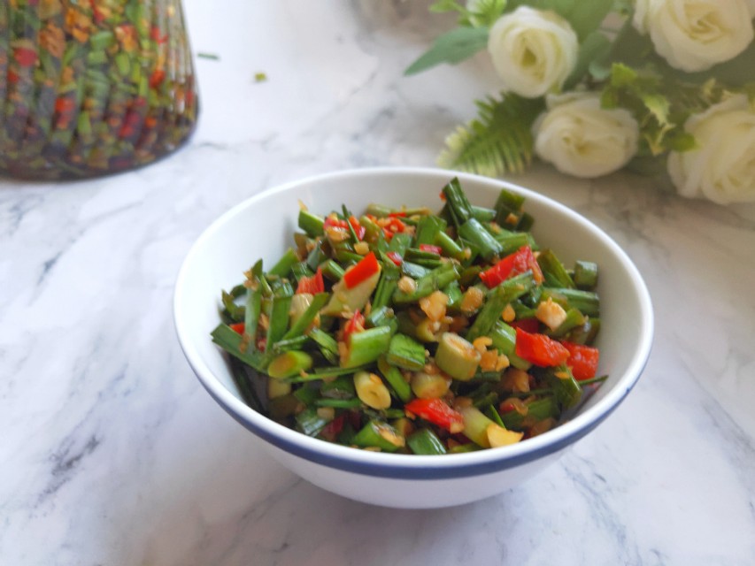 腌制蒜苔需要凉水慢泡吗,腌制又脆又好吃的蒜苔方法