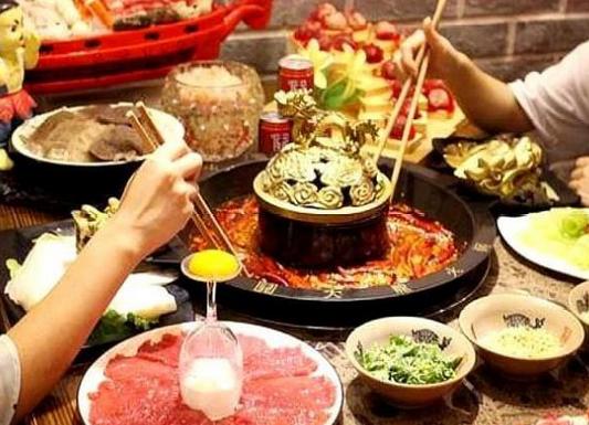 冬天吃火锅浑身臭味怎么办？聪明人都是穿雨衣吃，网友：学到了！