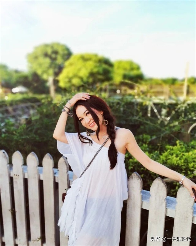 斜肩露半边肩衣服穿搭,夏天就要露肩
