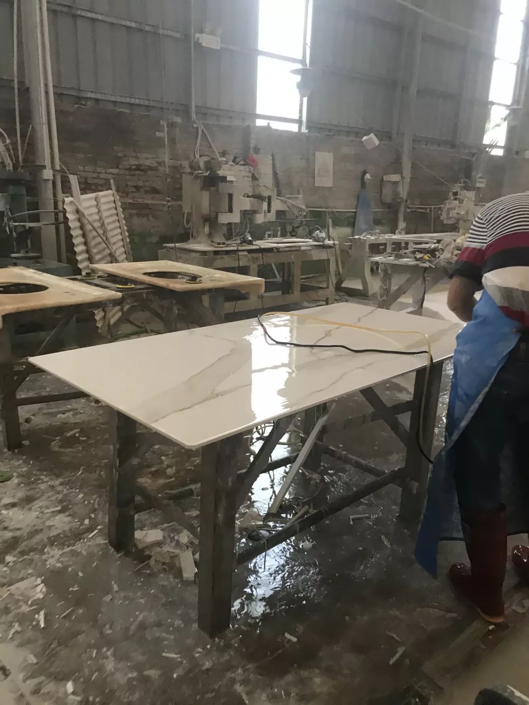 新式的岩板浴室柜物美价廉,最新浴室岩板柜