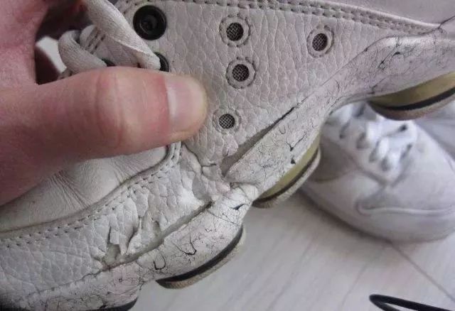教你一招清洁小白鞋简单实用哦,拯救变黄的小白鞋