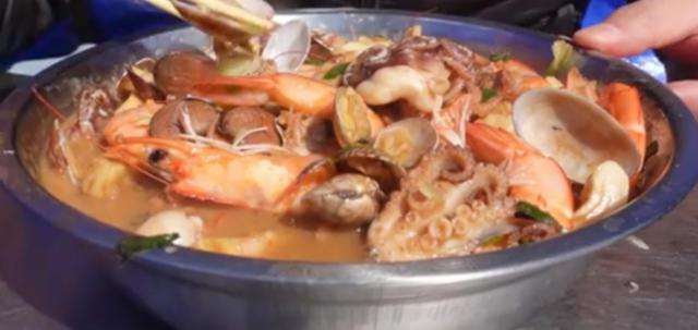 青岛泊里大集海鲜烩饼加工费,青岛海鲜早市海鲜烩饼