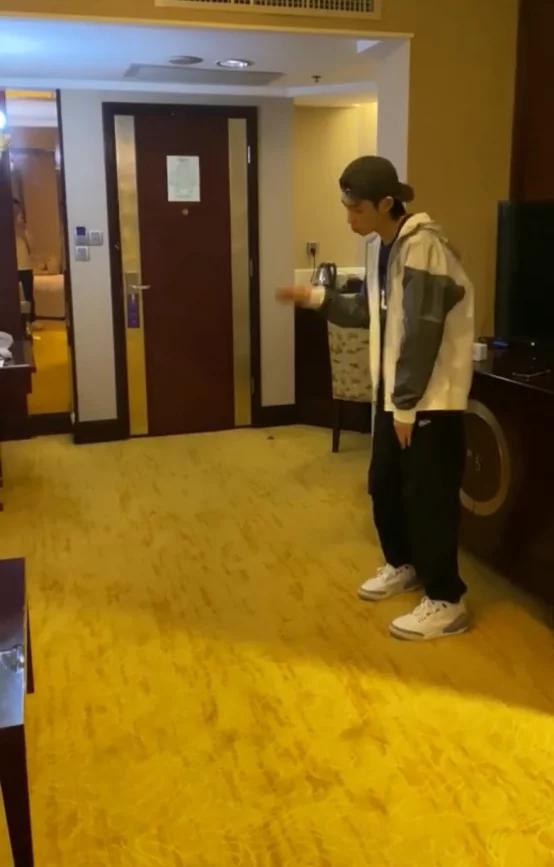 欧阳娜娜aj1,欧阳娜娜上脚香槟黄匡威