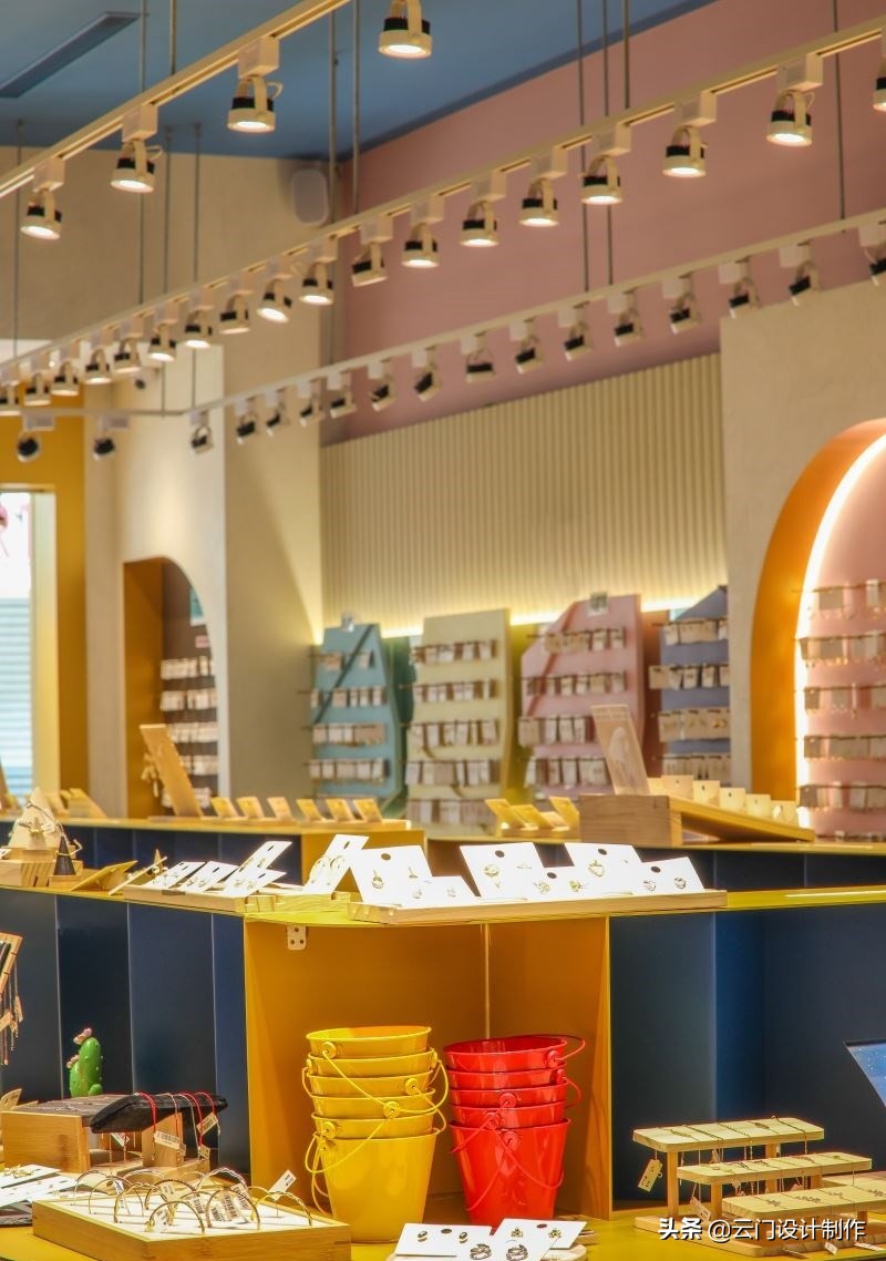 饰品游乐园！回转寿司陈列台与粉嫩饰品墙混搭，满足少女们购物欲