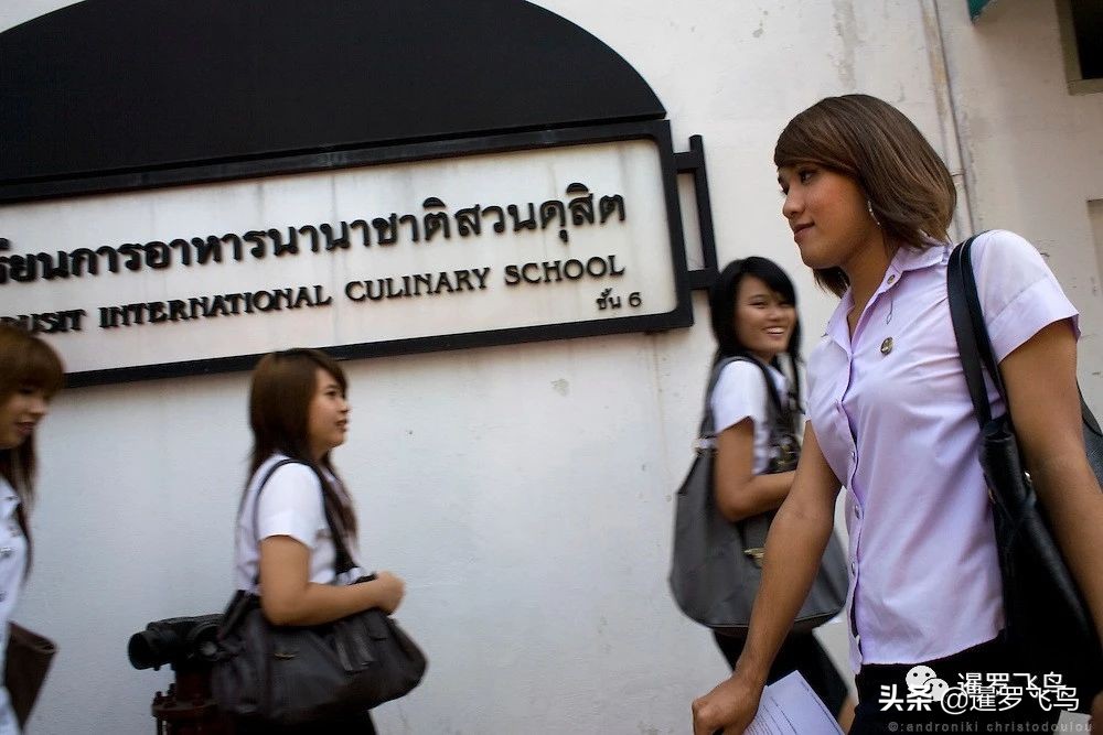 泰国曼谷的大学生可以根据性别认同自由选择男女校服