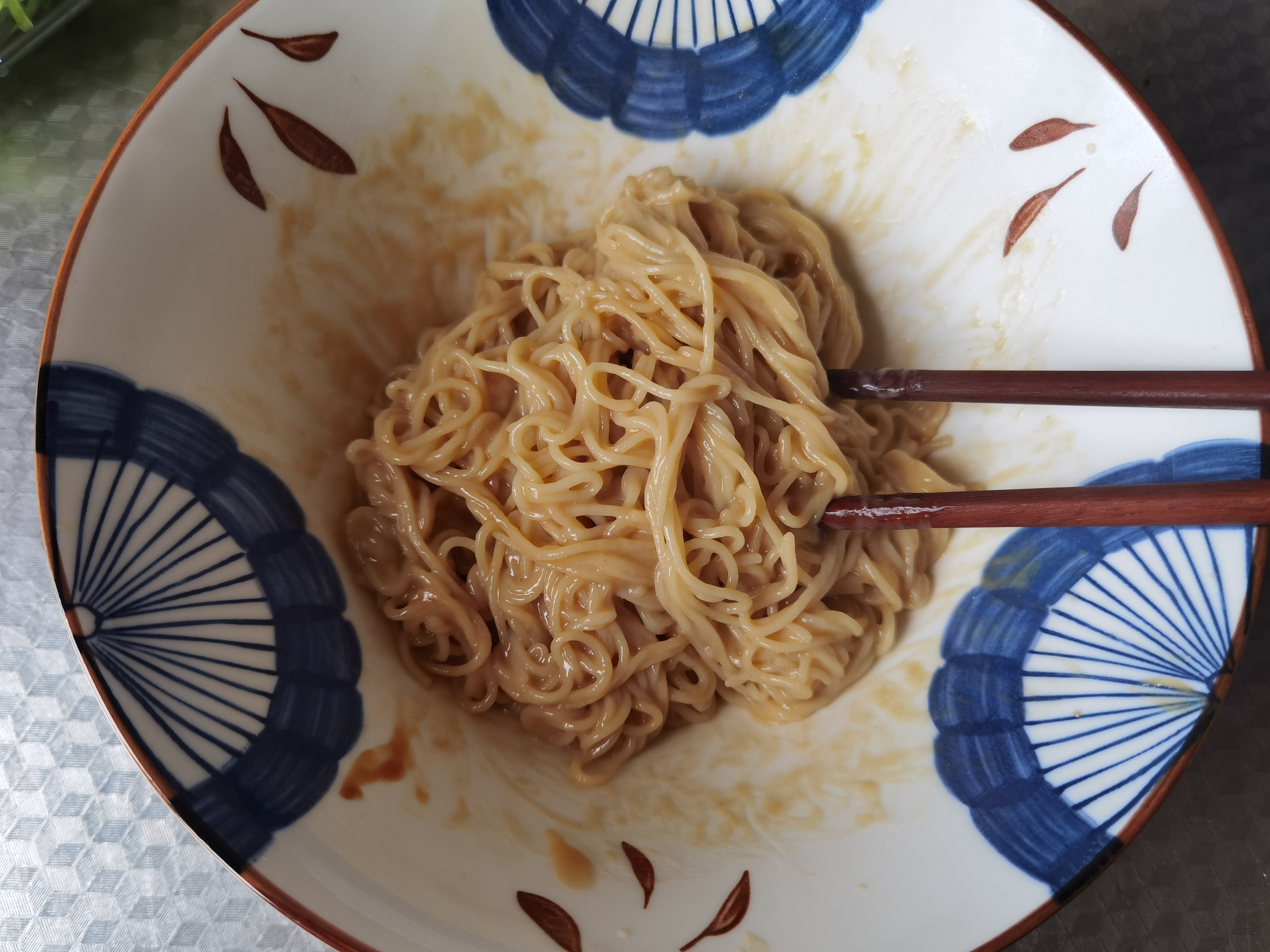 天热不爱吃饭吃什么好,夏季必吃这碗芝麻酱凉拌面