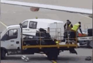 细致到变态的日本人，居然是这么对待我们的行李的！