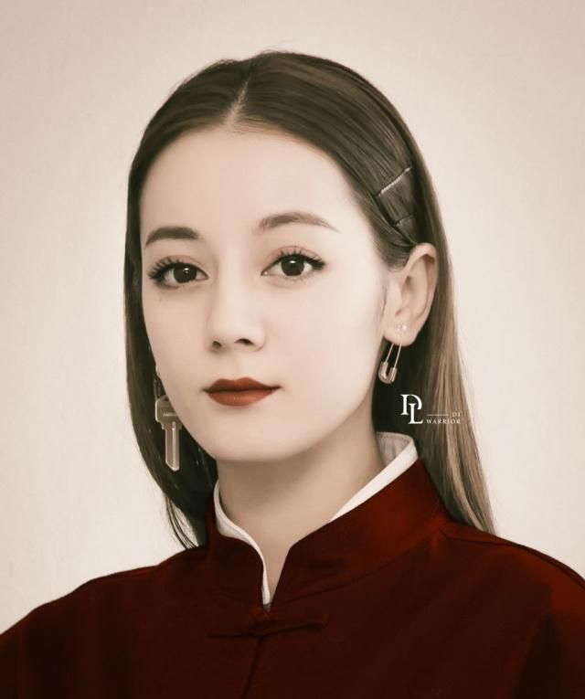 热巴对自己太狠了,把“钥匙曲别针”戴到耳朵上,隔着屏幕都疼