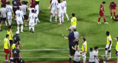 中甲赛场因争议判罚爆发冲突过程,中甲裁判判罚引冲突后续