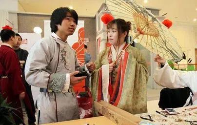 穿50件汉服是什么体验,在香港穿汉服惊艳全场