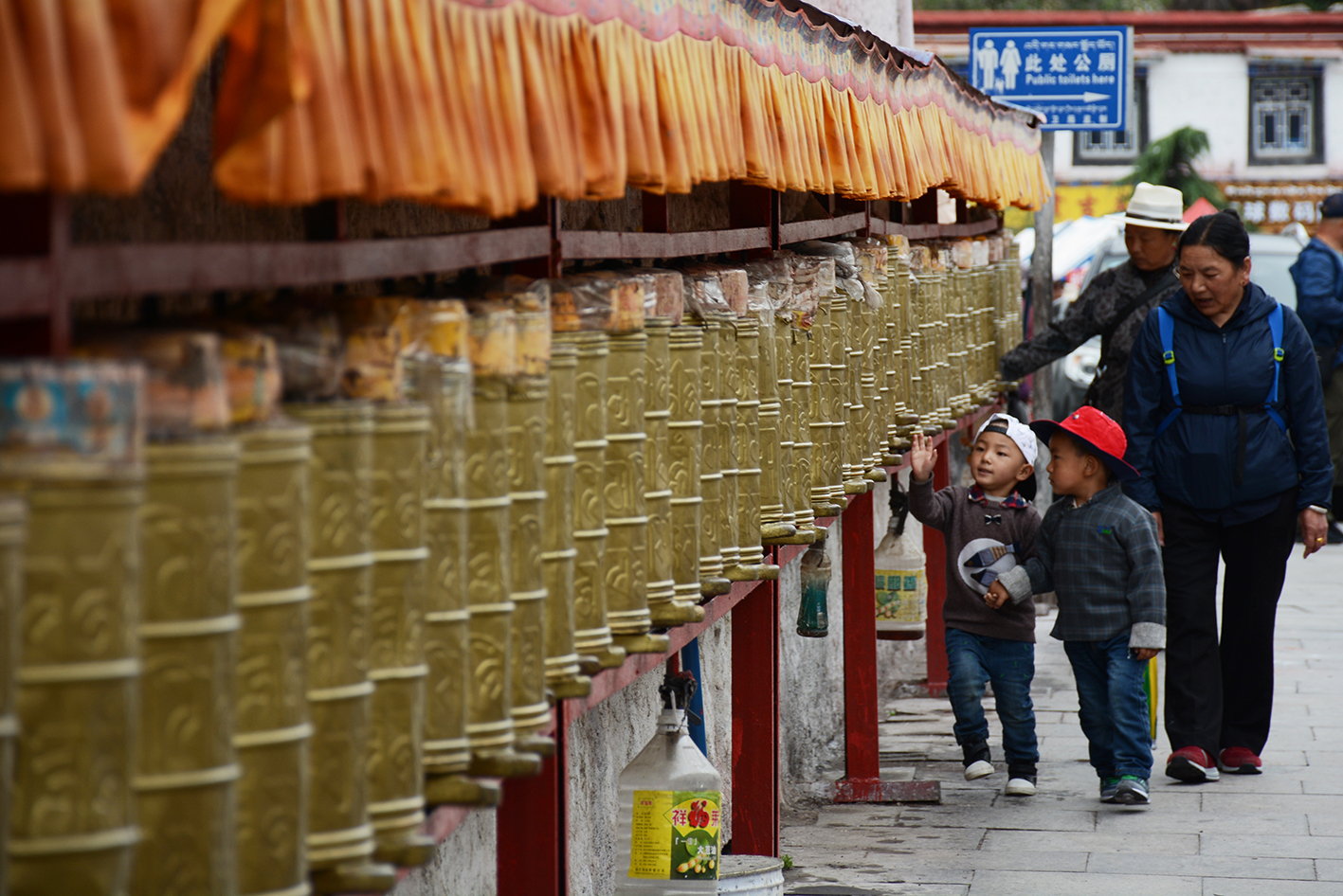 西藏转经轮是什么经,西藏转经筒正确转法