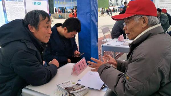 “现在养兔效益咋样？品种咋选？”，杨凌“科技之春”宣传月活动上全国各地农民“取经”忙