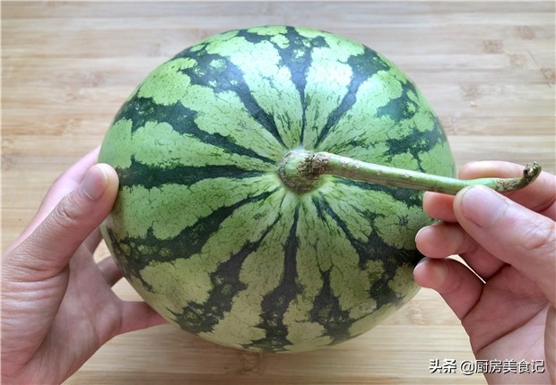 西瓜怎么挑才能挑到又脆又甜,挑选西瓜的小妙招有哪些