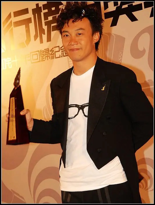 陈奕迅阿迪解约了吗,陈奕迅解约阿迪后首现身