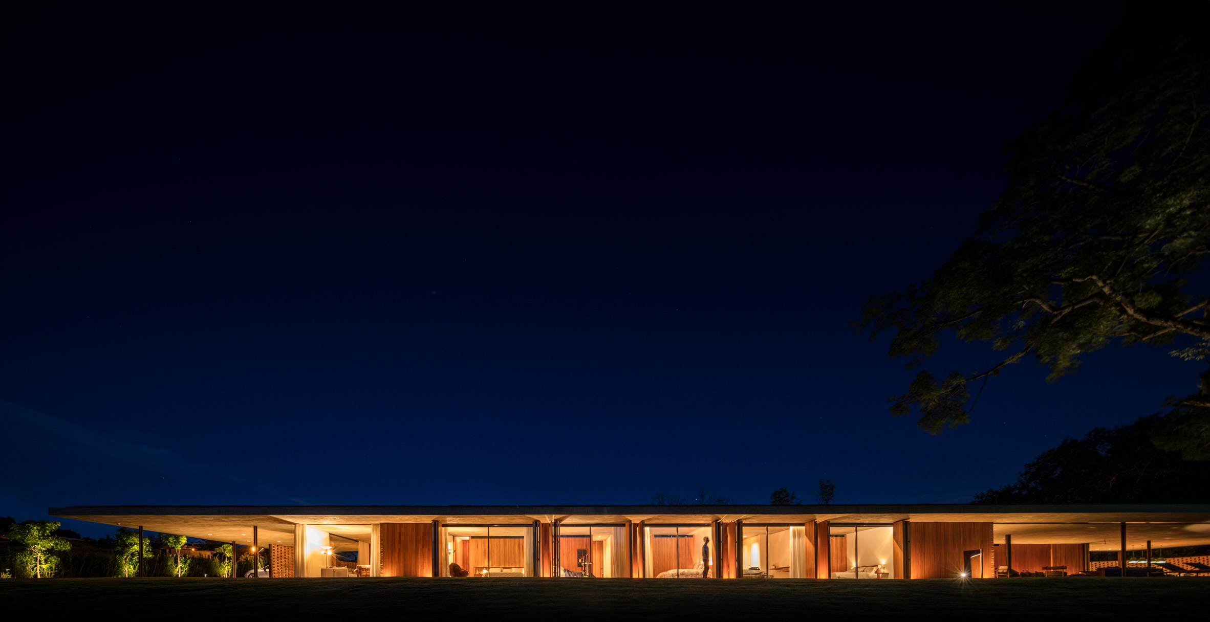 1000m²屋顶满种绿草，消隐在田园水光里的家