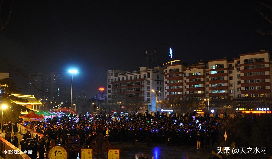 甘肃天水数万民众“上九朝观”祈福纳祥争烧头柱香!(组图)