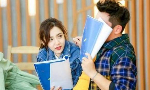 眼里爱的火花都快点燃了，还只是普通朋友？网友：等你们官宣！