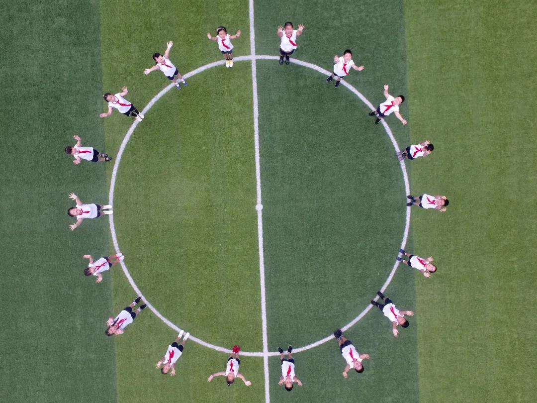 萌娃们终于复学啦！来看今天小学、幼儿园的现场图→