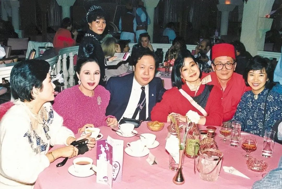 穿三百万皮草的香江富贵花,前半生让人羡慕,后半生却惨遭唾骂?