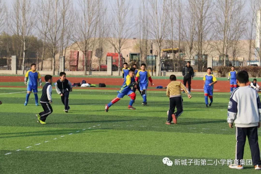 足球竞技快乐共享——街二小在区“中小学生足球赛”中荣获亚军