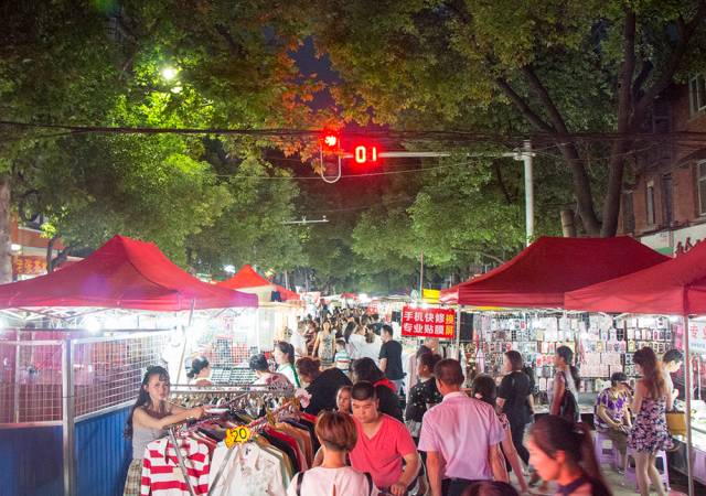 武汉步行街摆地摊,在武汉摆地摊的老乡们