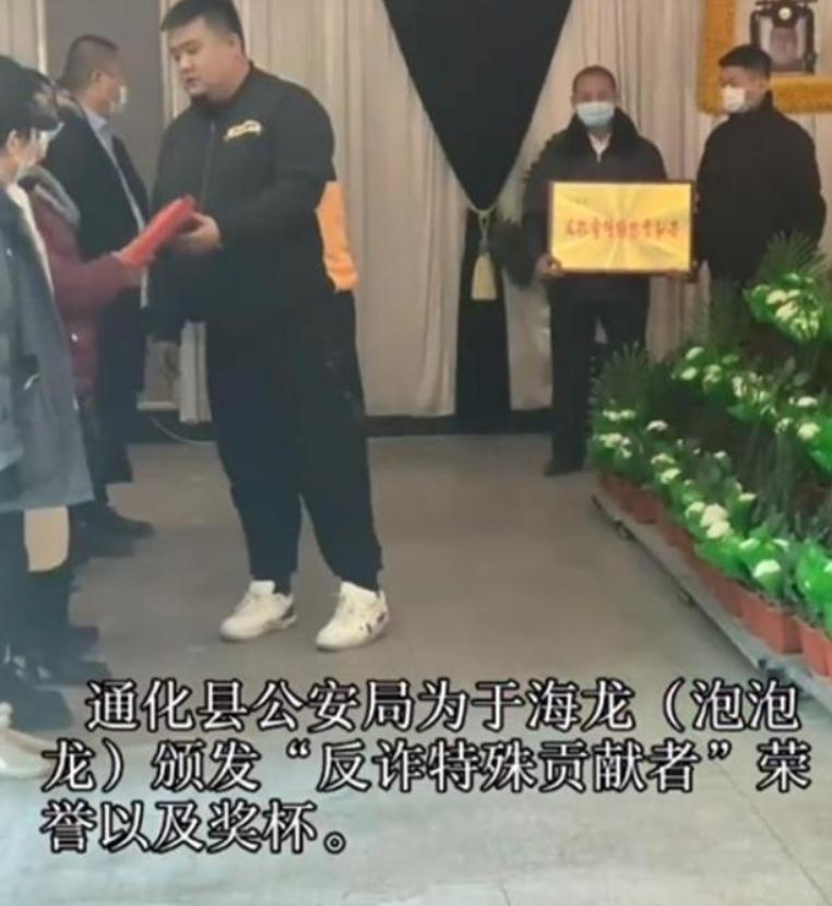 吃播泡泡龙意外去世，29岁体重320斤，生前脸上黑斑是早有预兆？