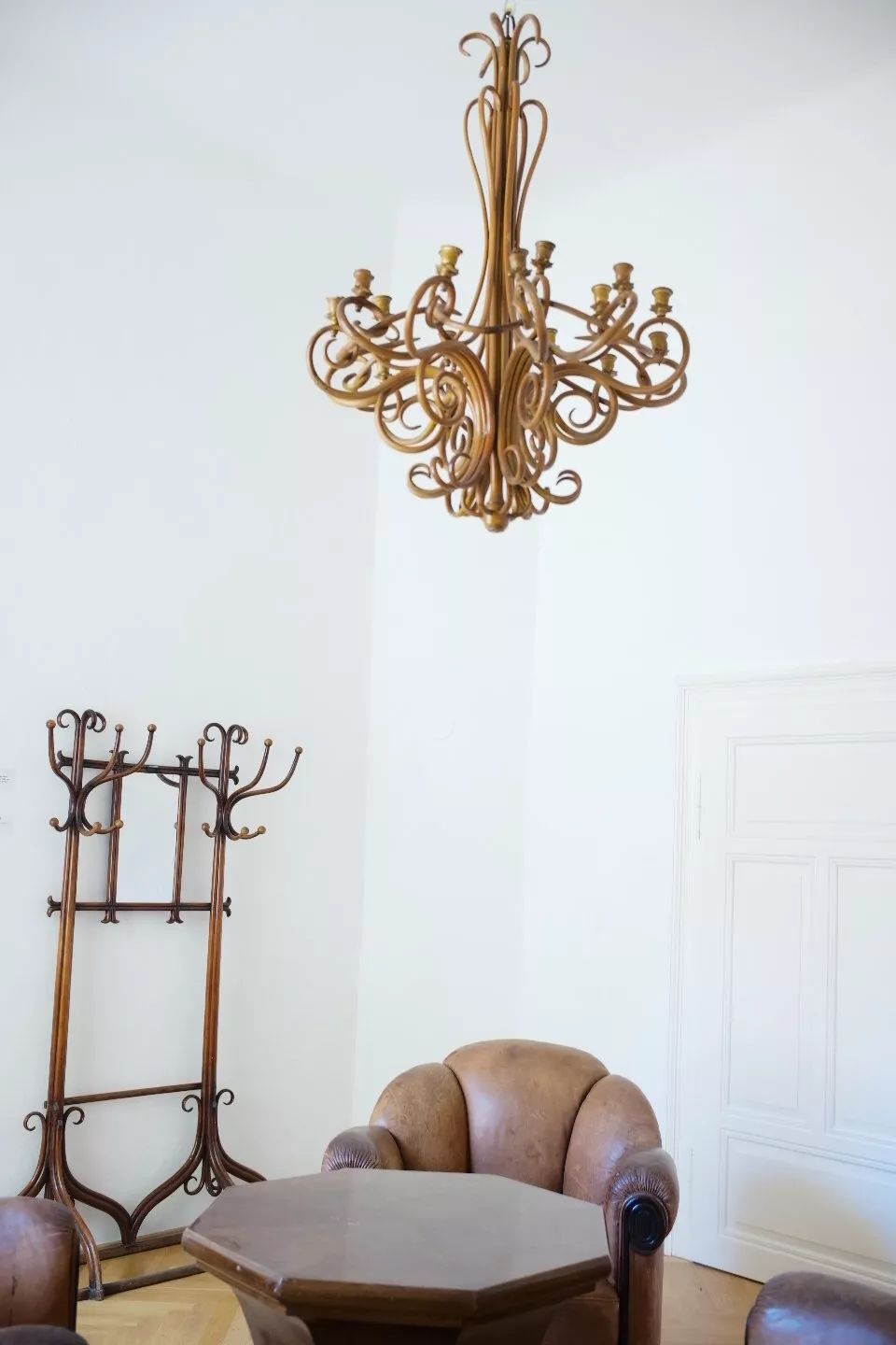 探访TON工厂看经典椅子背后的故事|疯狂24h我们去捷克干了啥?