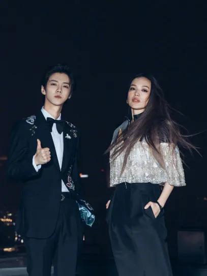 舒淇晒两人合照为丈夫庆生,舒淇与老公十指紧扣甜蜜恩爱