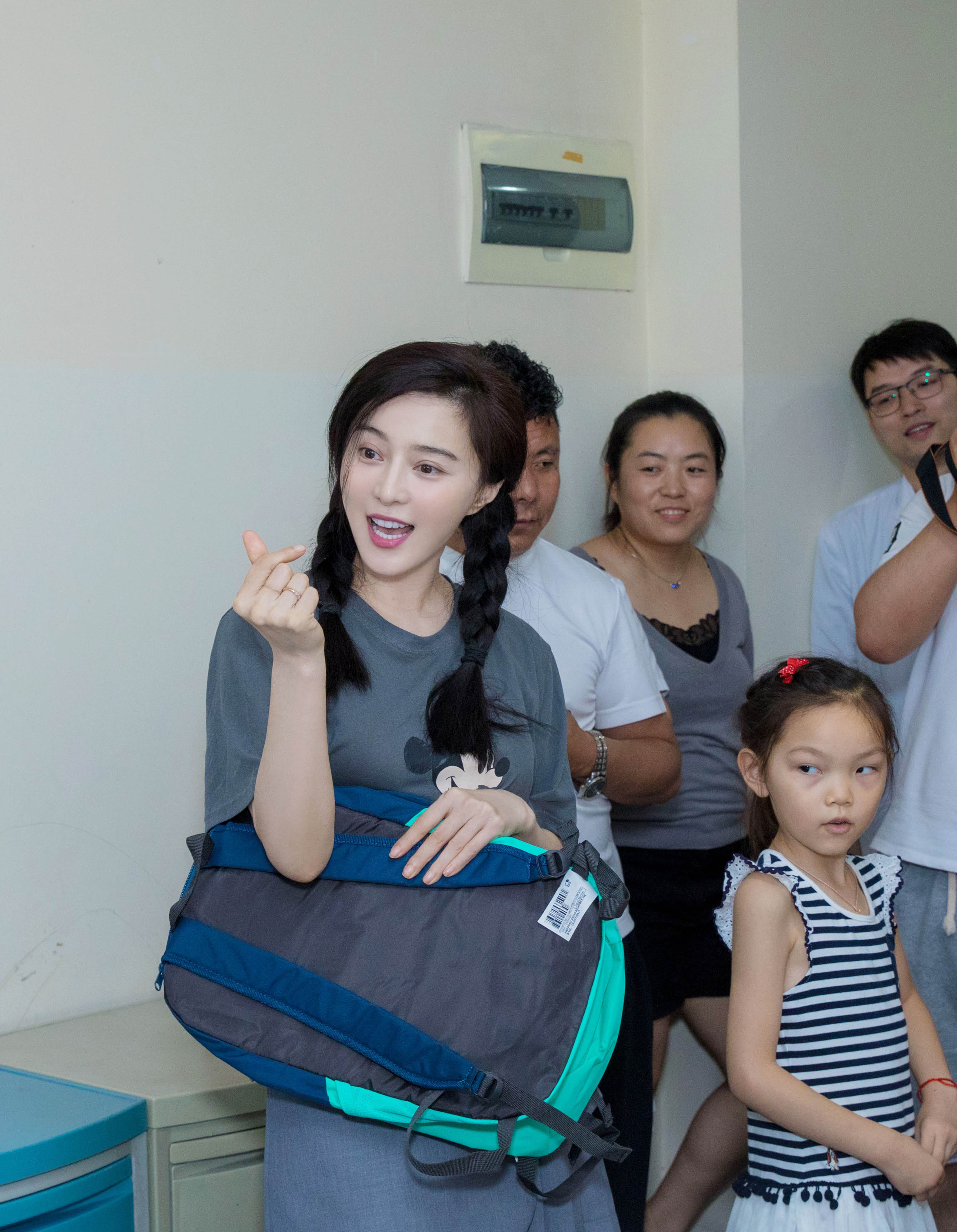 范冰冰化黑妆扮丑当村姑,范冰冰也做起了美妆博主