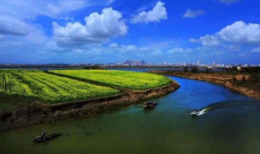 江西一座“励志”县城，退出贫困县，被高铁幸运“砸中”，在上饶