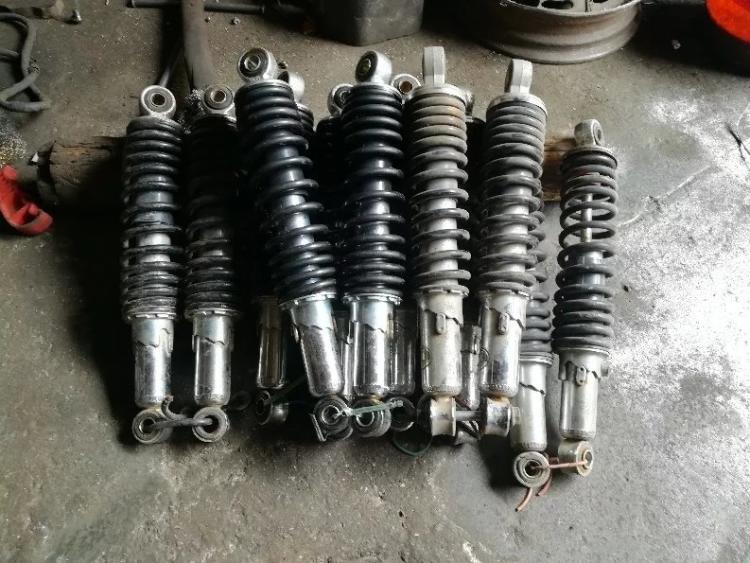 摩托车前减震降低座高方法,踏板摩托车怎么降低座高