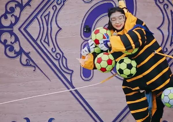 baby被球撞开几米远,baby鼻子被捏变形