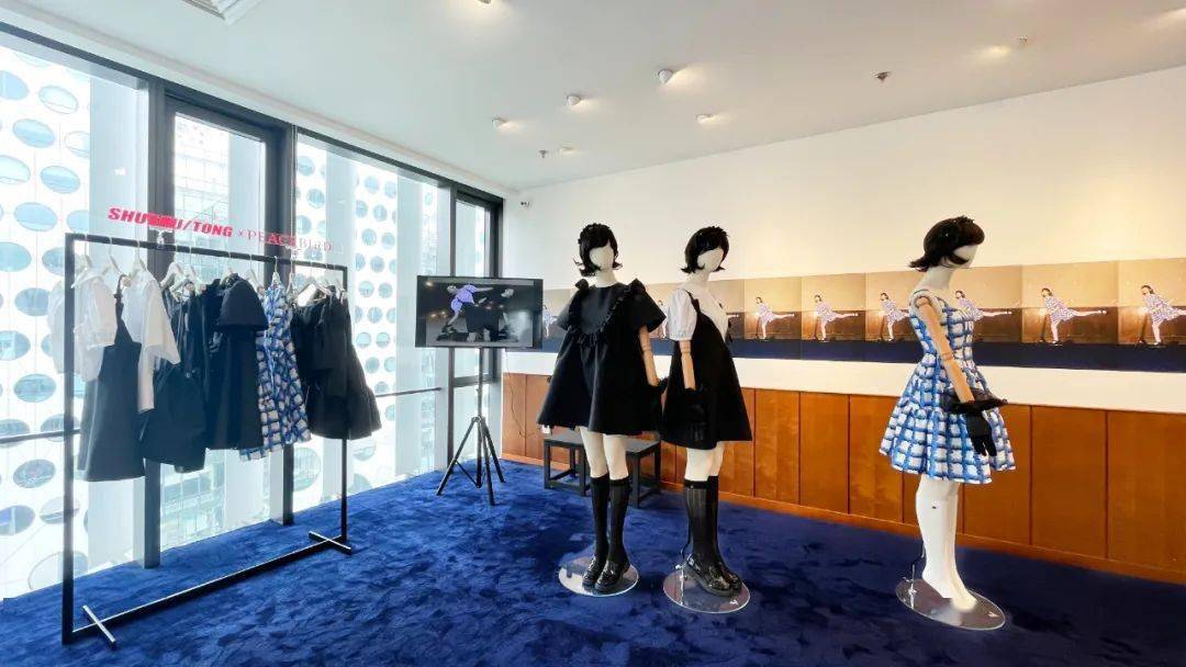 献礼影片《革命者》《1921》上映、菲拉格慕发布2021冬季系列...