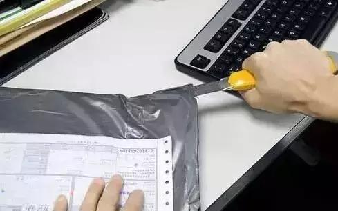 女子拆开包裹吓瘫,女子拆快递毁容