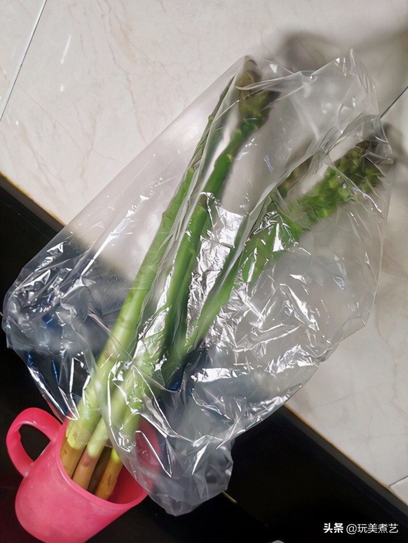 太经典的一道家常菜,每年芦笋一上市,餐桌必有它