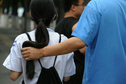 高三女生挤出“母乳”，仍坚称自己是处女，医生的话让妈妈泪目