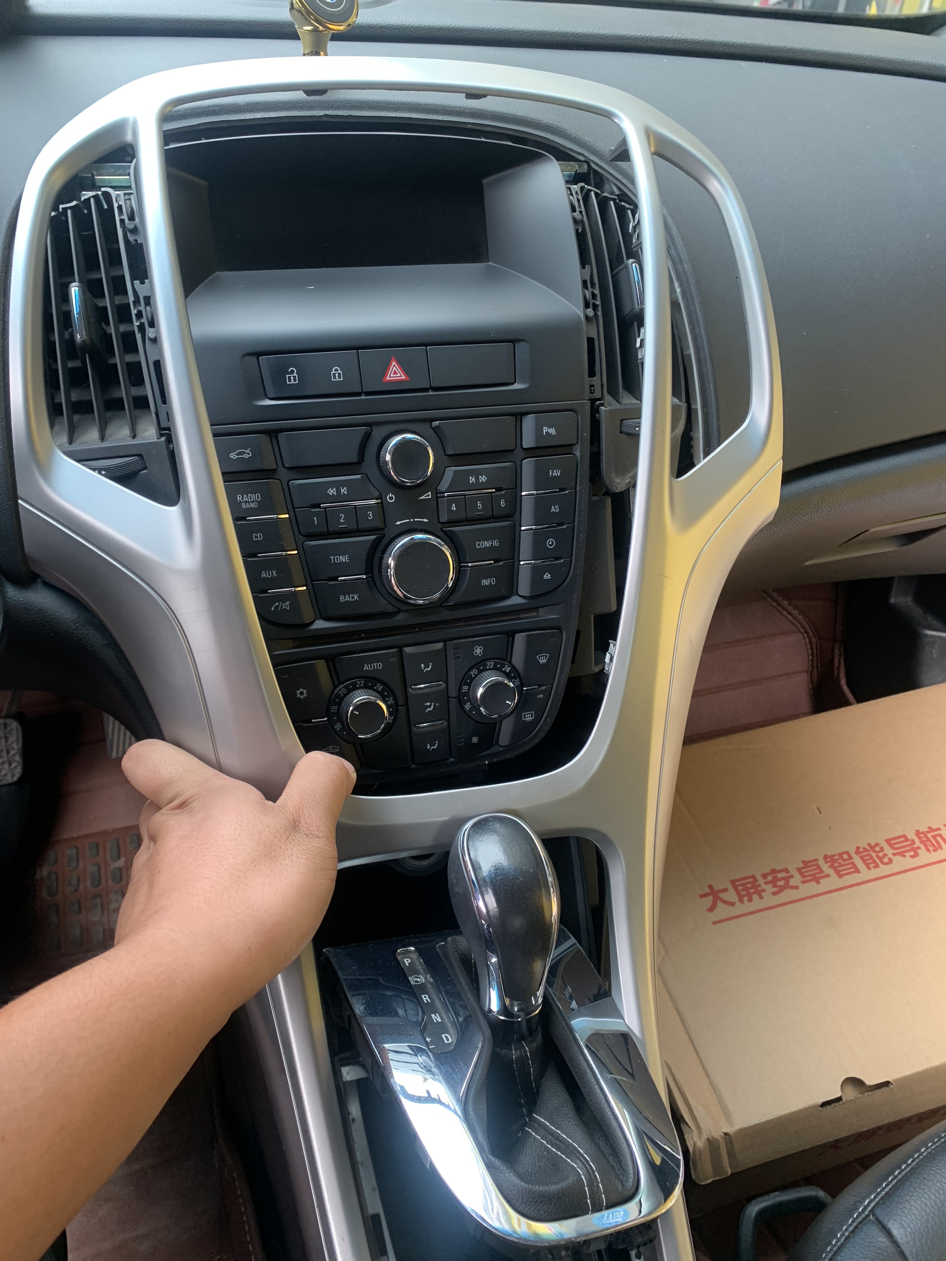 自己动手更换别克英朗挡把,别克英朗改装横屏导航