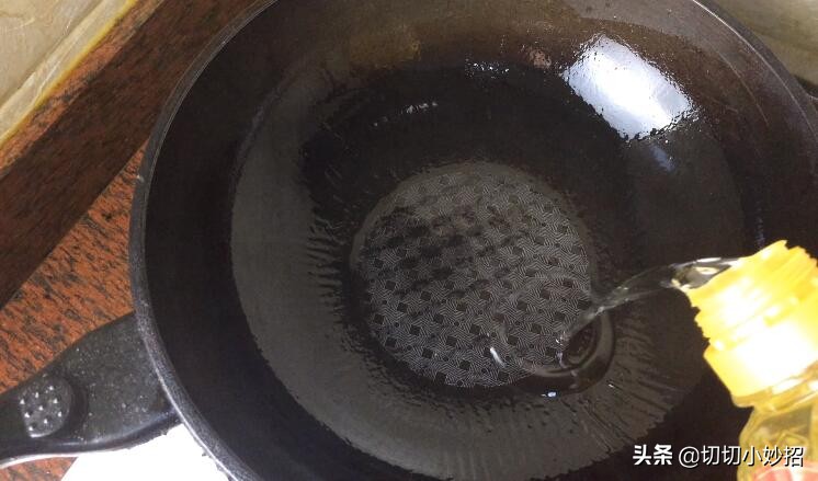 铁锅煮东西老是糊锅底,铁锅又粘锅了咋办