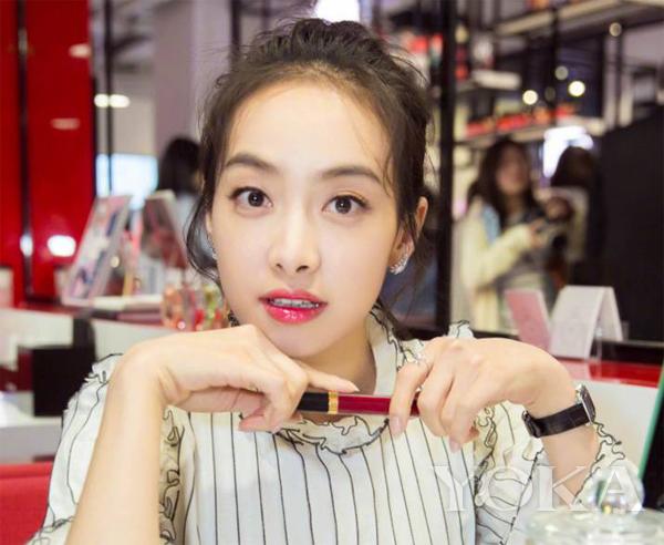 林允最漂亮的唇膏,林允快速化妆变身